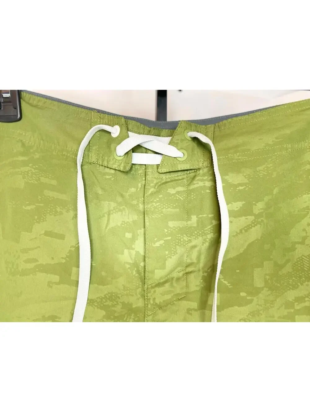 Under Armour Mens Swim Trunks Shorts size 34 Green Camo Lace Up Zipper Pocket